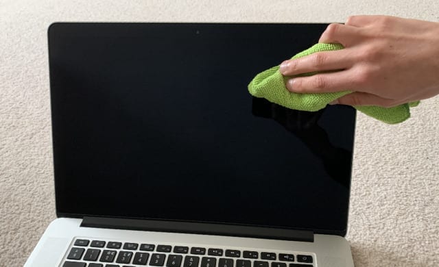 is it bad to use glass cleaner on a mac monitor